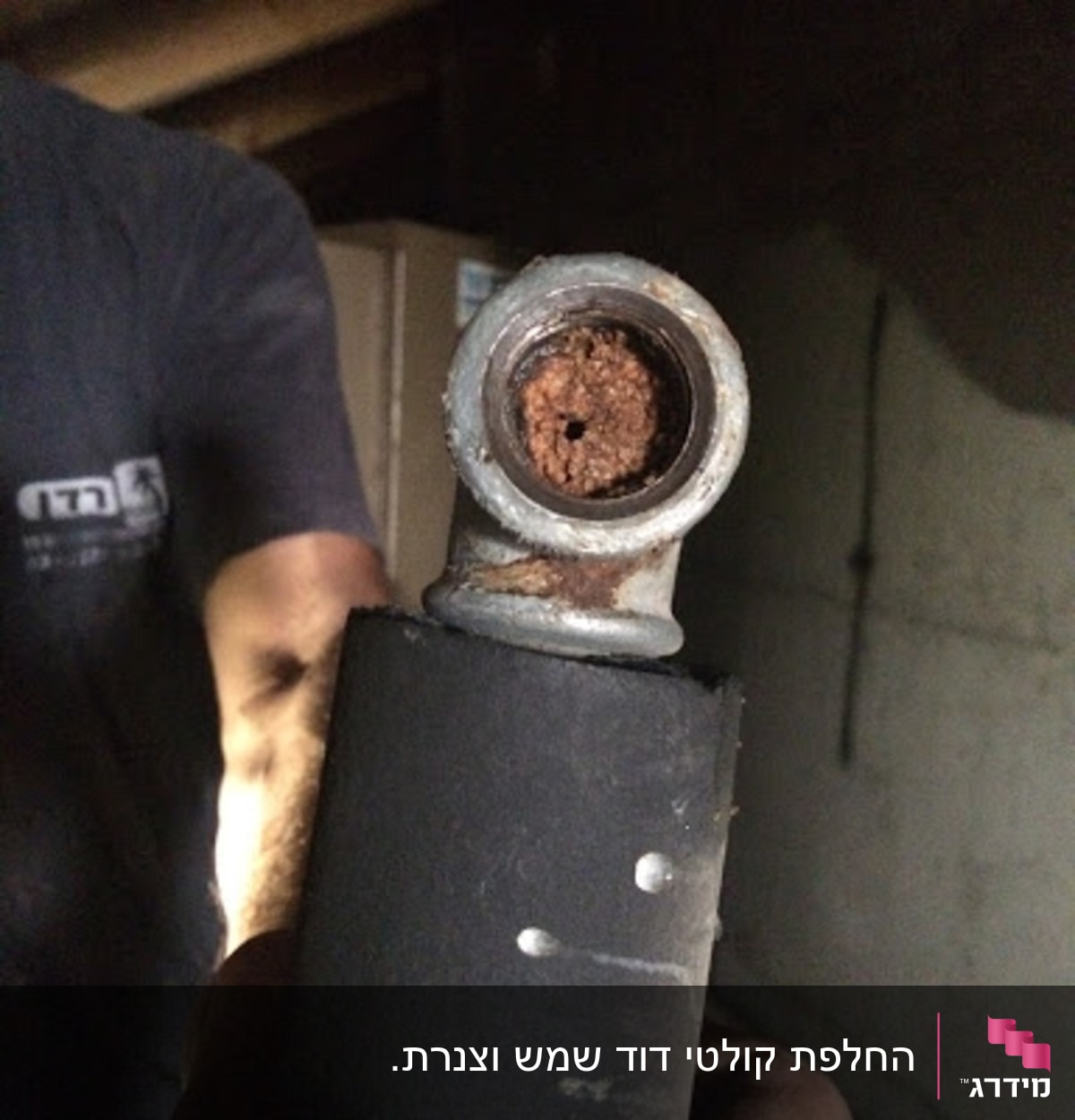 צינור סולארי עם חלודה ולכלוך בפנים